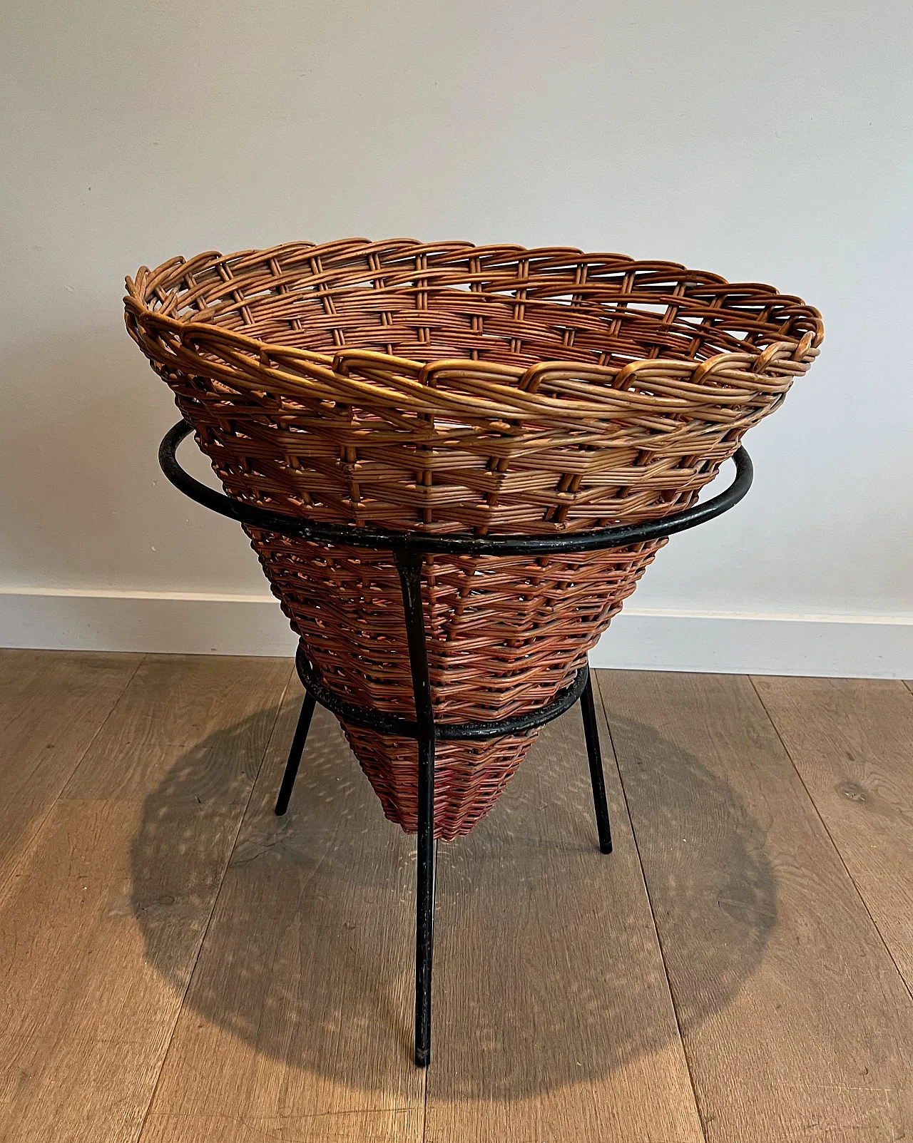 3 Fioriere in metallo laccato nero e rattan, anni '50 9