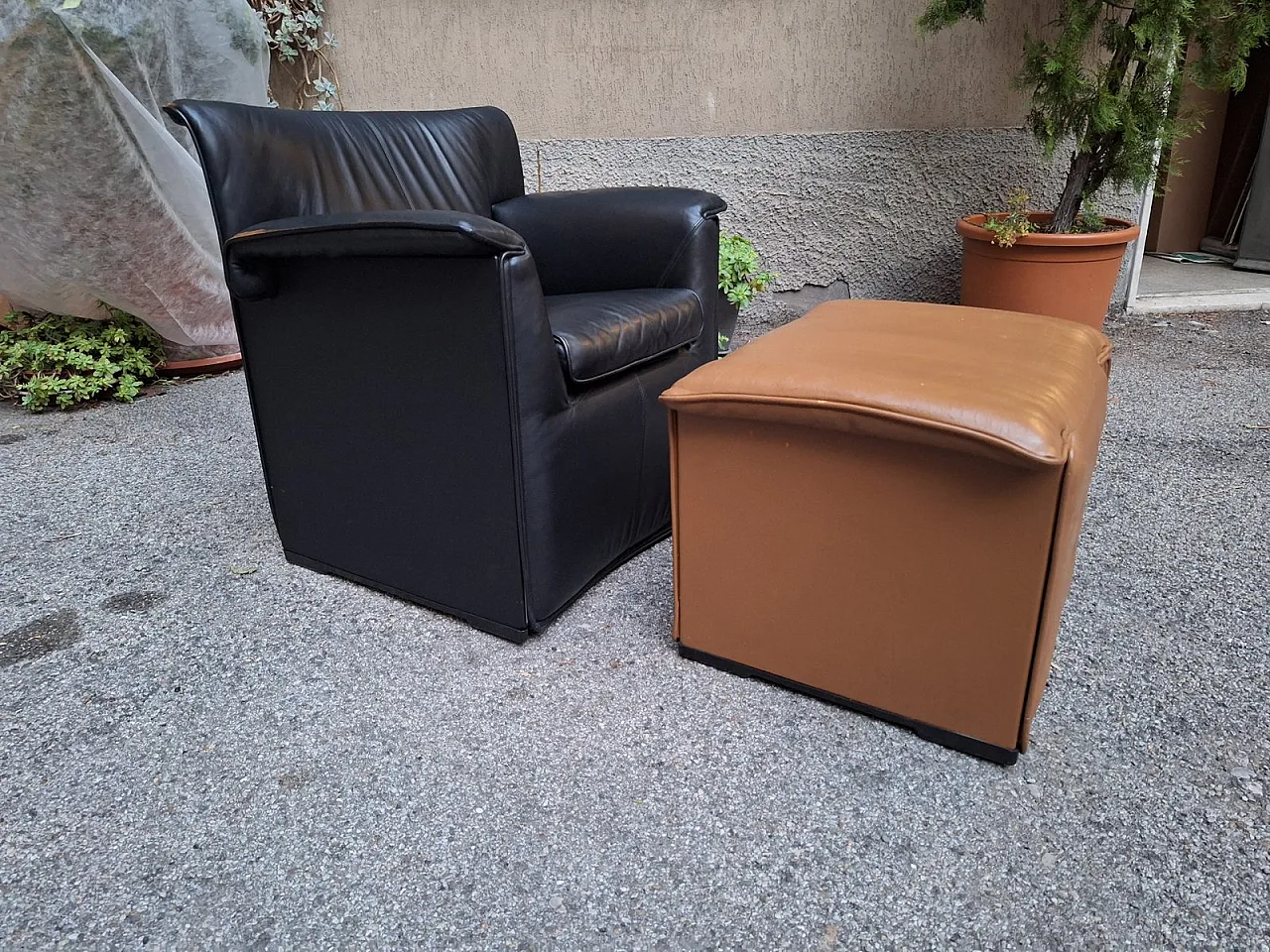 Tobia Scarpa Caramel Lauriana armchair with pouf for B&B, 1970s 3