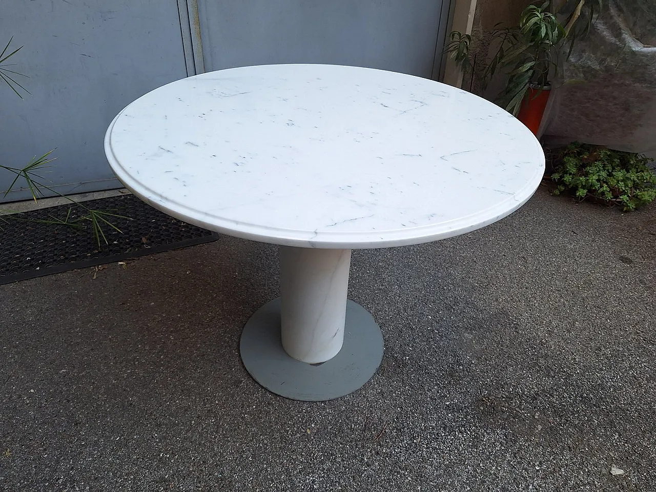 Carrara marble dining table with column, 1980s 2