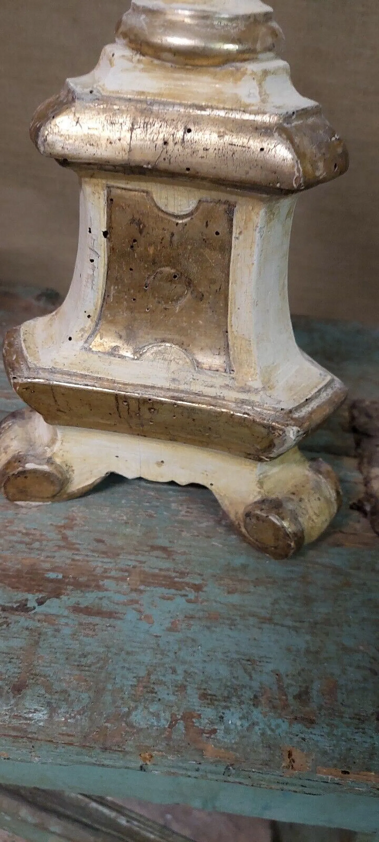 Wooden candlestick in gold and silver, 18th century 7