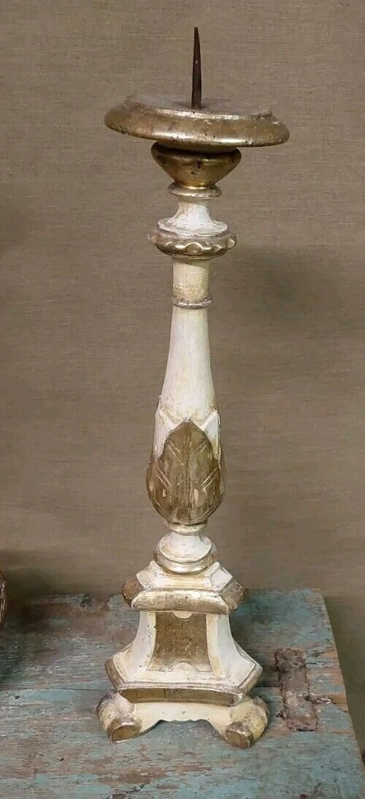 Wooden candlestick in gold and silver, 18th century 9