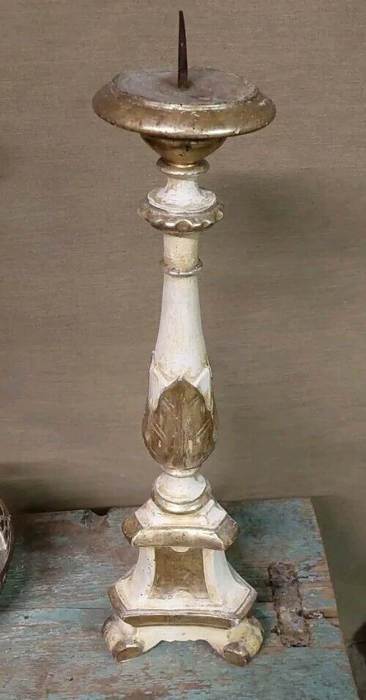 Wooden candlestick in gold and silver, 18th century 10