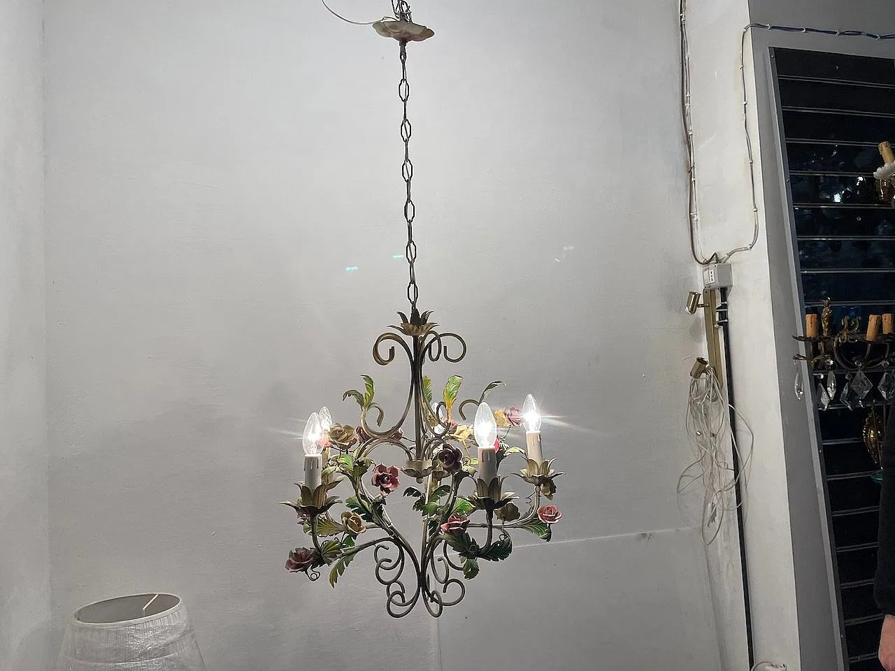 Lampadario a fiori di rosa in ceramica tole italiana, anni '70 3