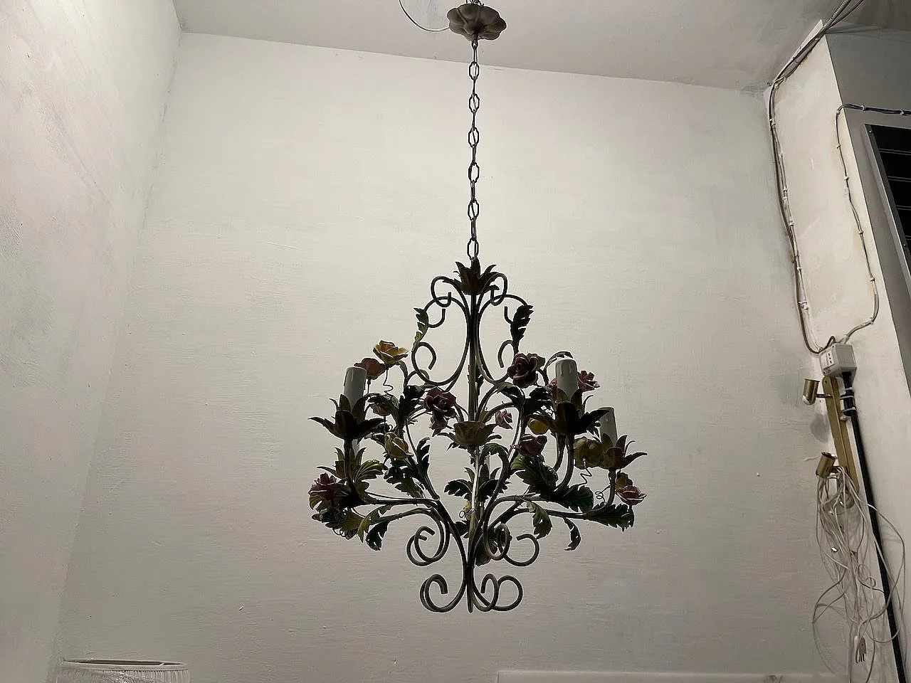 Lampadario a fiori di rosa in ceramica tole italiana, anni '70 8