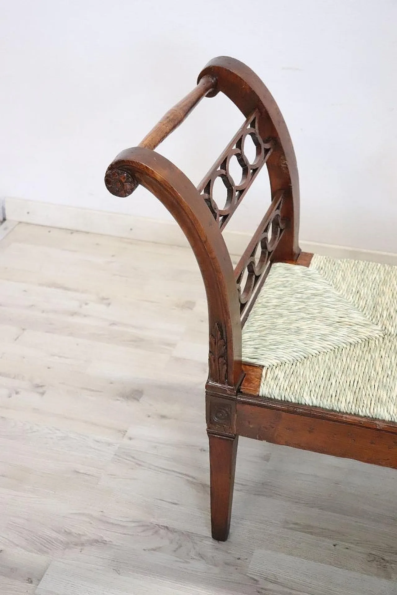 Ancient walnut bench and seat in straw, '700 2