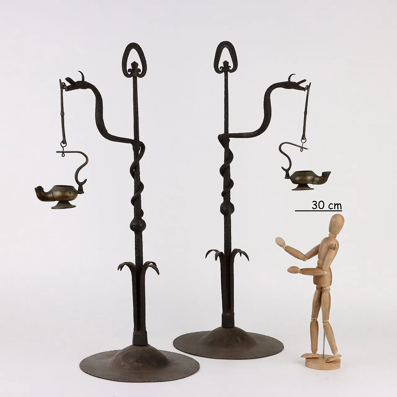 Pair of bronze oil lanterns with snake-shaped stand 2