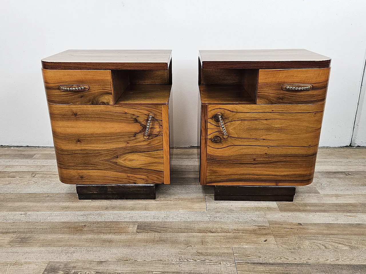 Pair of Decò bedside tables in briar and brass, 40s 1