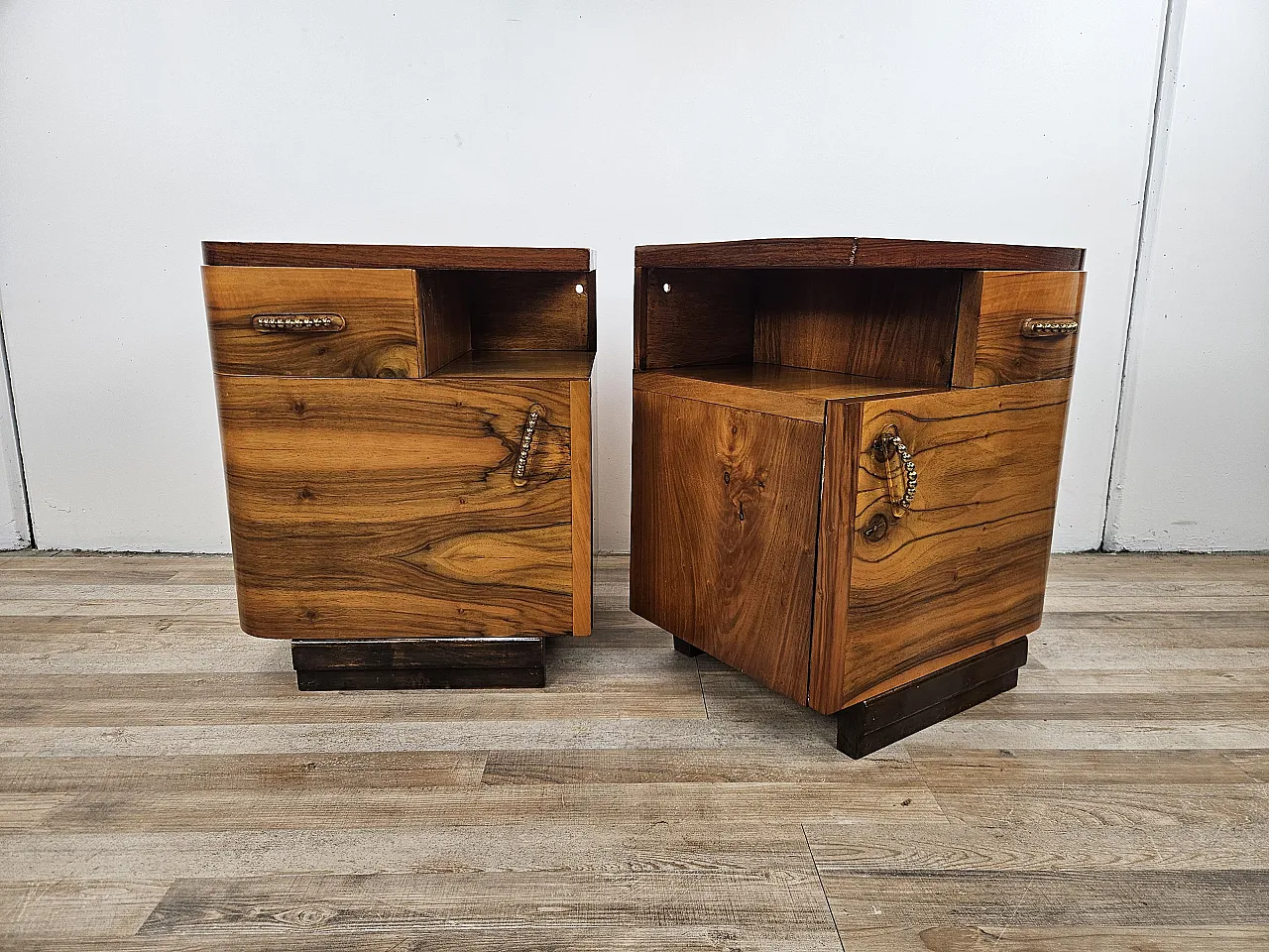 Pair of Decò bedside tables in briar and brass, 40s 4