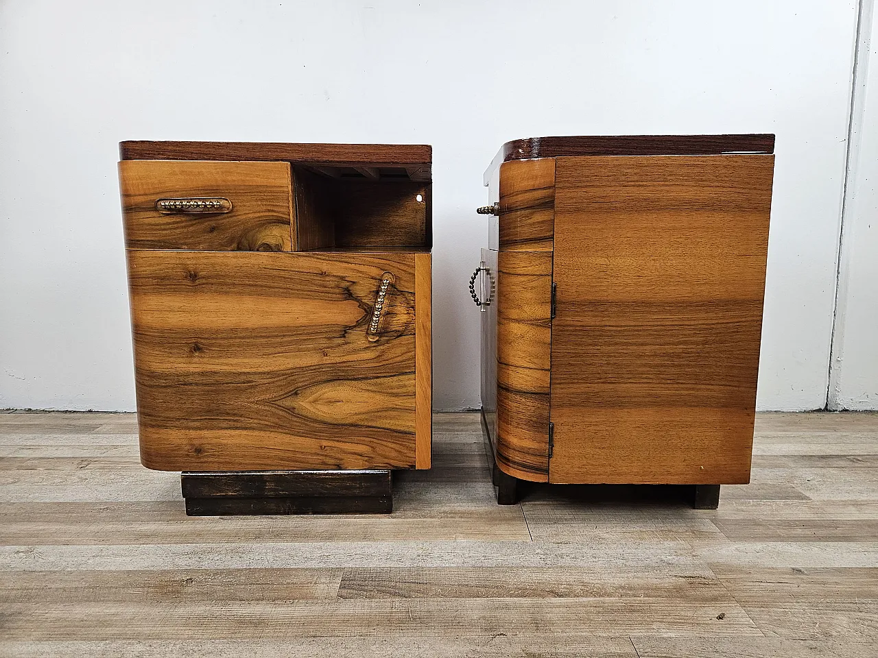 Pair of Decò bedside tables in briar and brass, 40s 6