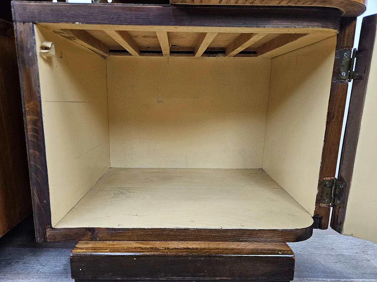 Pair of Decò bedside tables in briar and brass, 40s 15