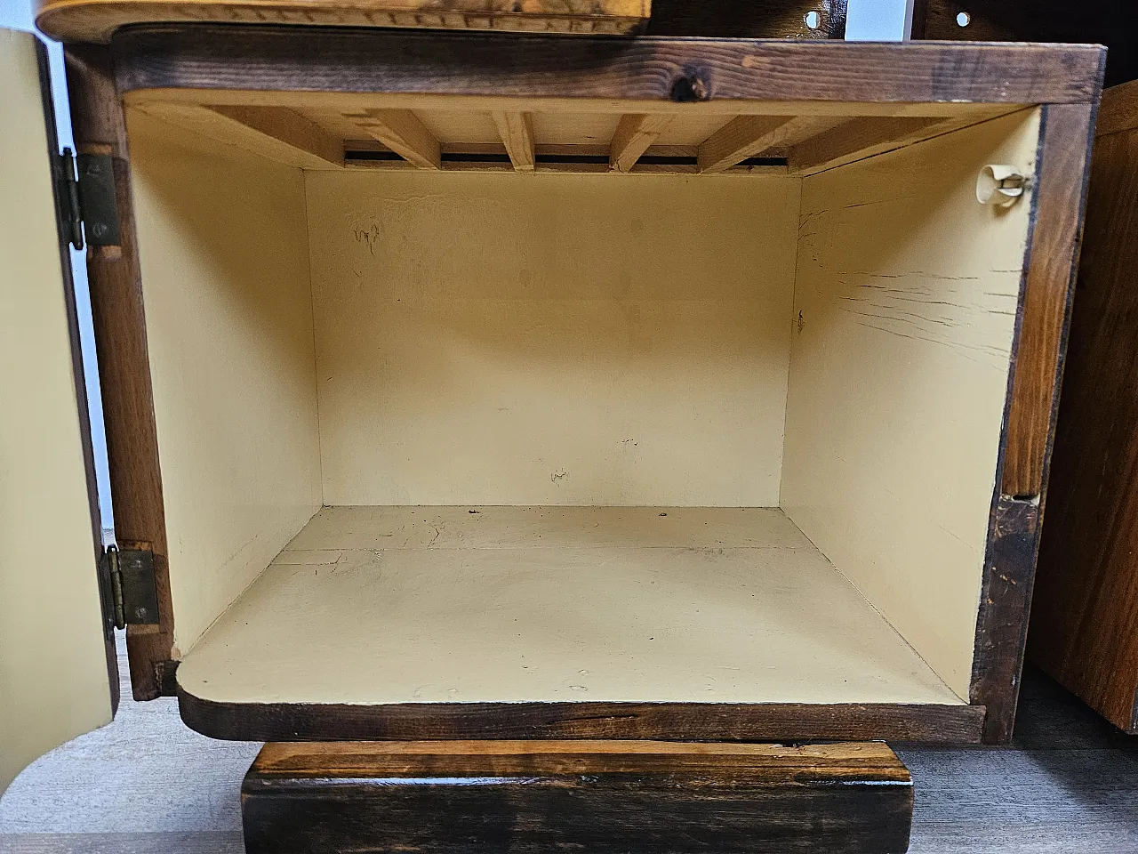 Pair of Decò bedside tables in briar and brass, 40s 16