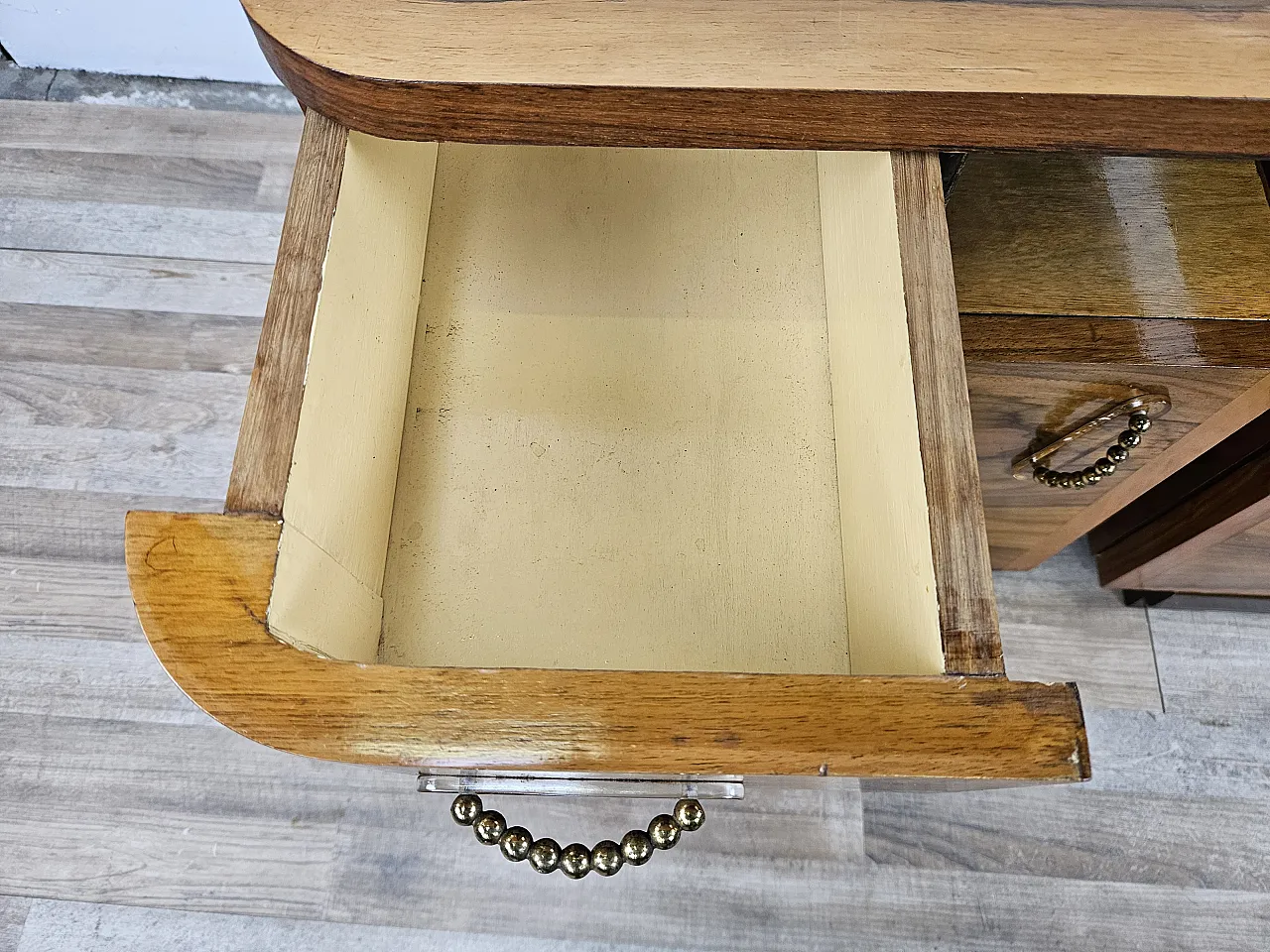 Pair of Decò bedside tables in briar and brass, 40s 17