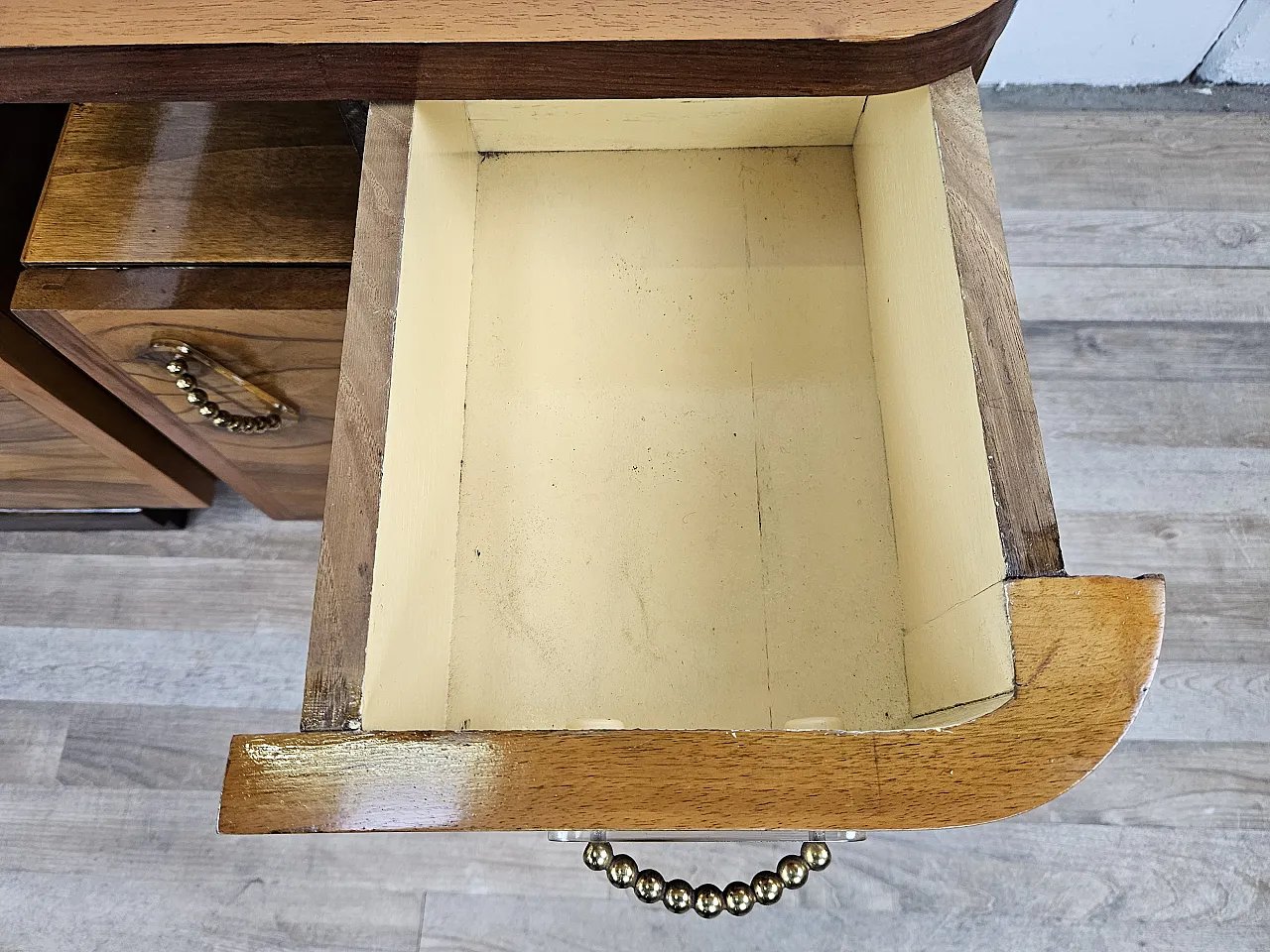 Pair of Decò bedside tables in briar and brass, 40s 18