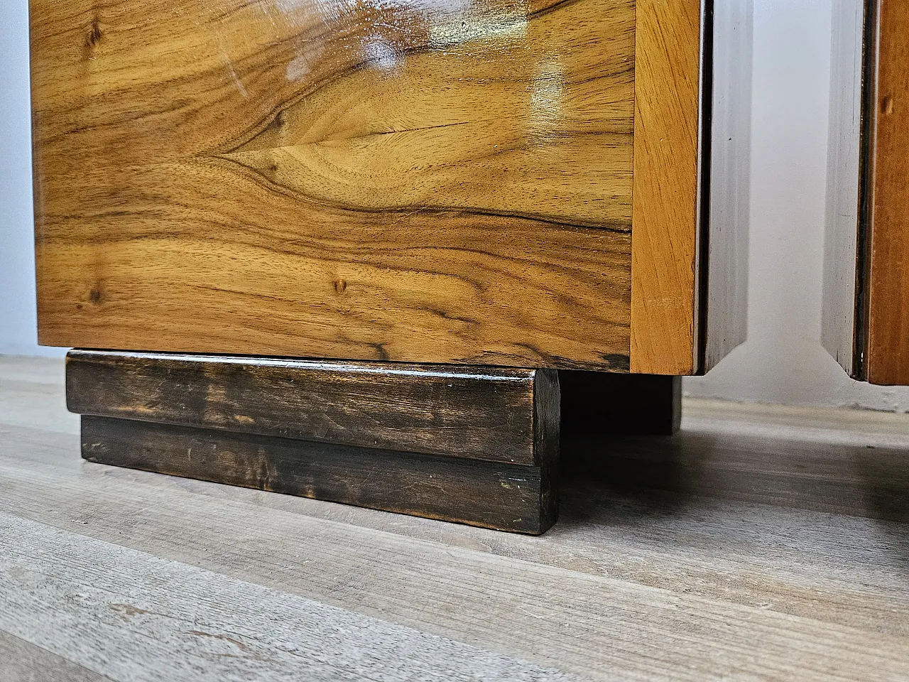 Pair of Decò bedside tables in briar and brass, 40s 20