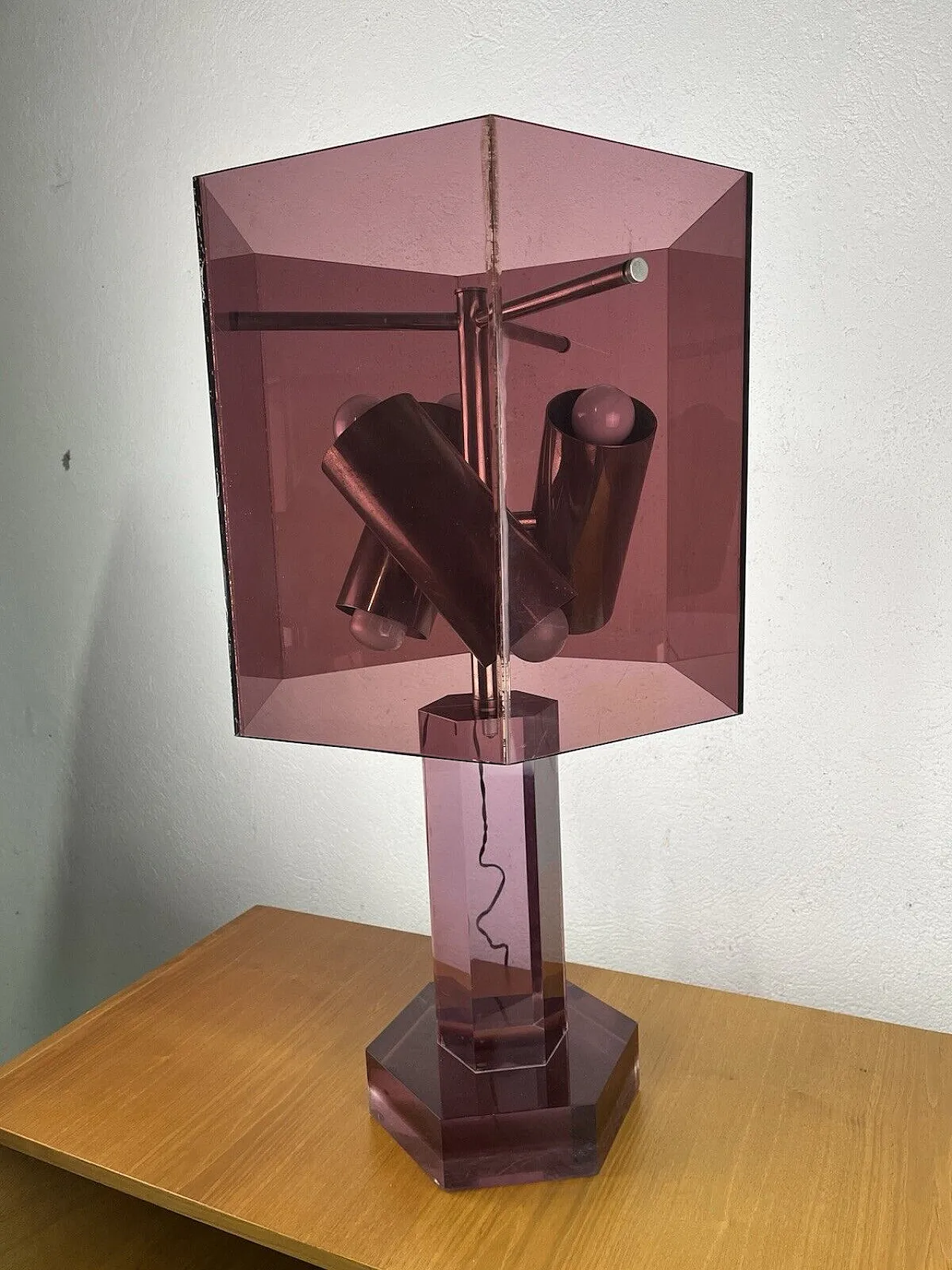 Lampada tavolo plexi bordeaux, anni '60 2