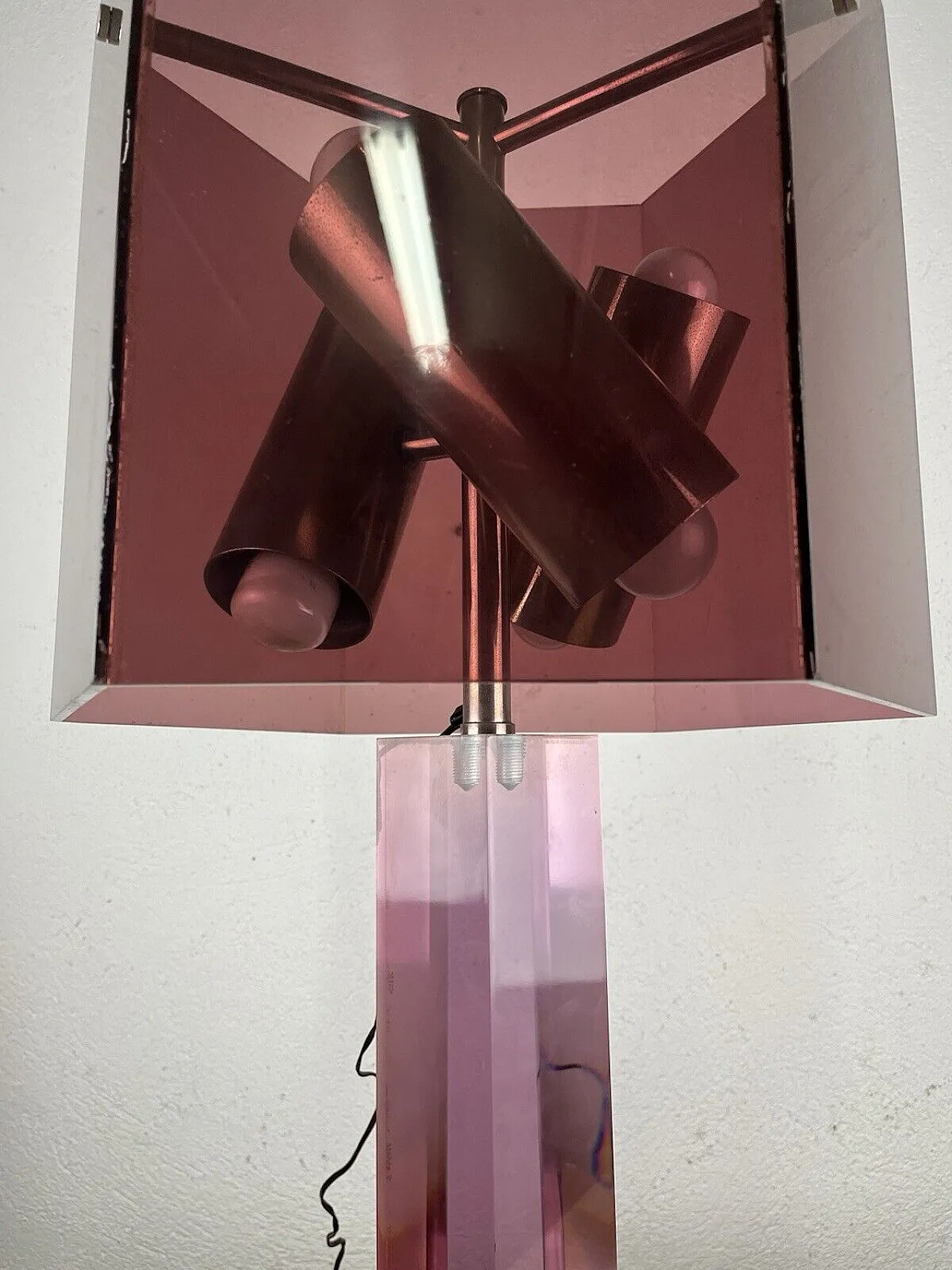 Lampada tavolo plexi bordeaux, anni '60 10