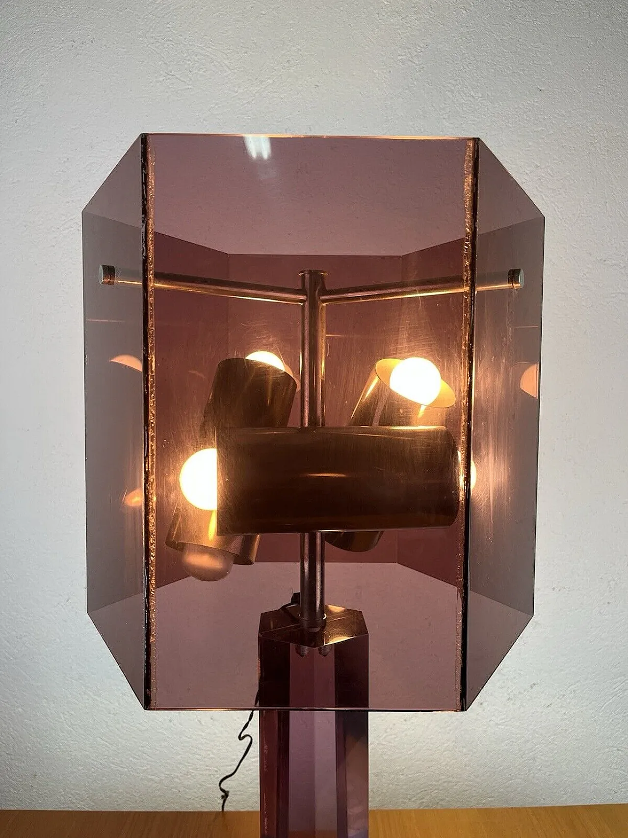 Lampada tavolo plexi bordeaux, anni '60 17