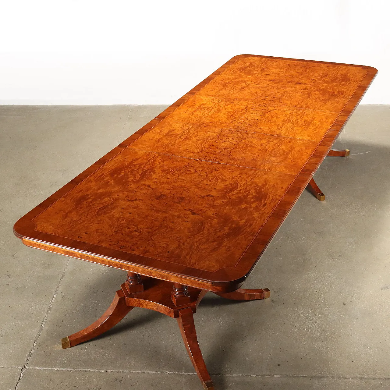 English extending wooden table, 20th century 3