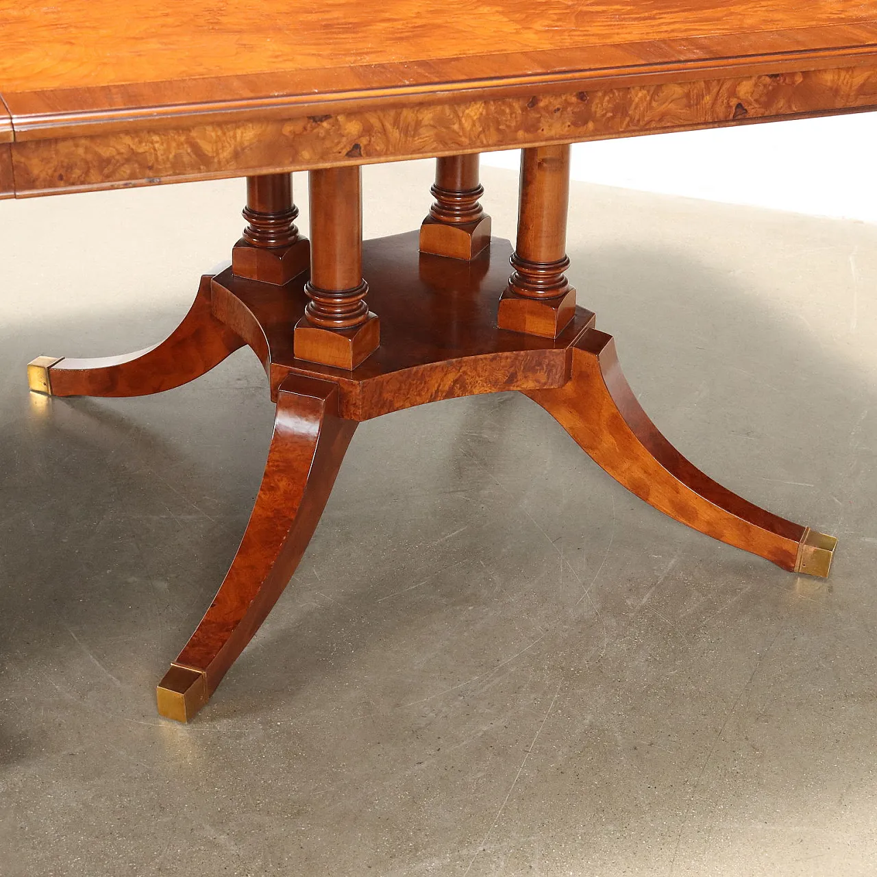 English extending wooden table, 20th century 9