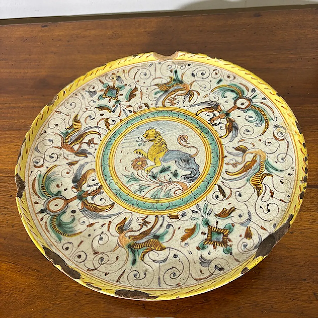 Crespina dish Deruta with lion, 17th century 1