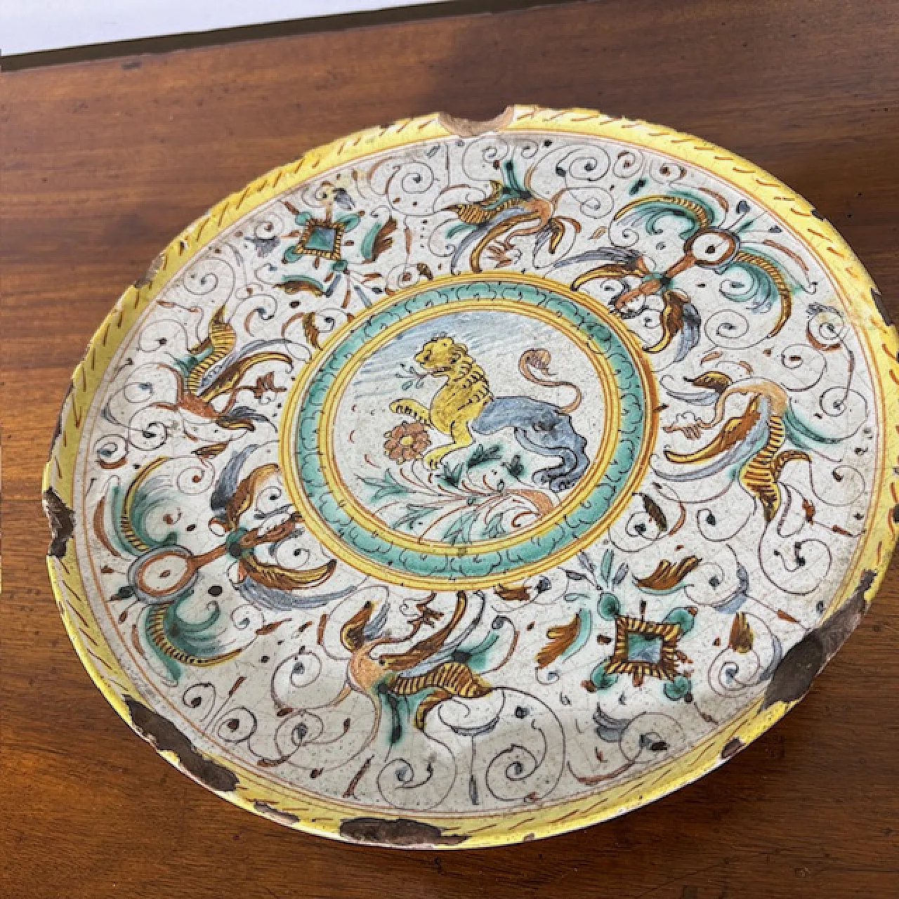 Crespina dish Deruta with lion, 17th century 3