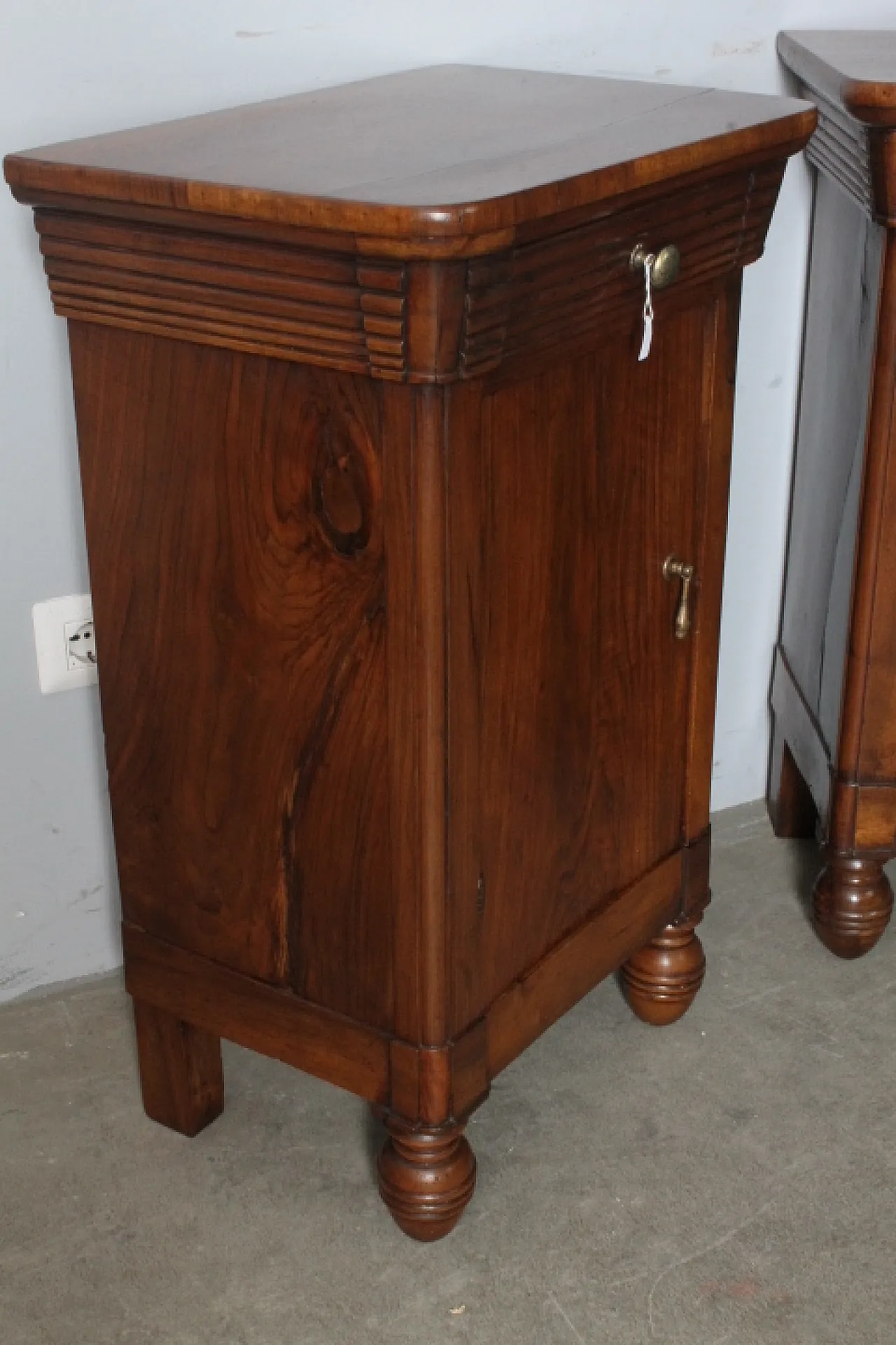 Pair of Milanese Charles X walnut bedside tables, 1820 4