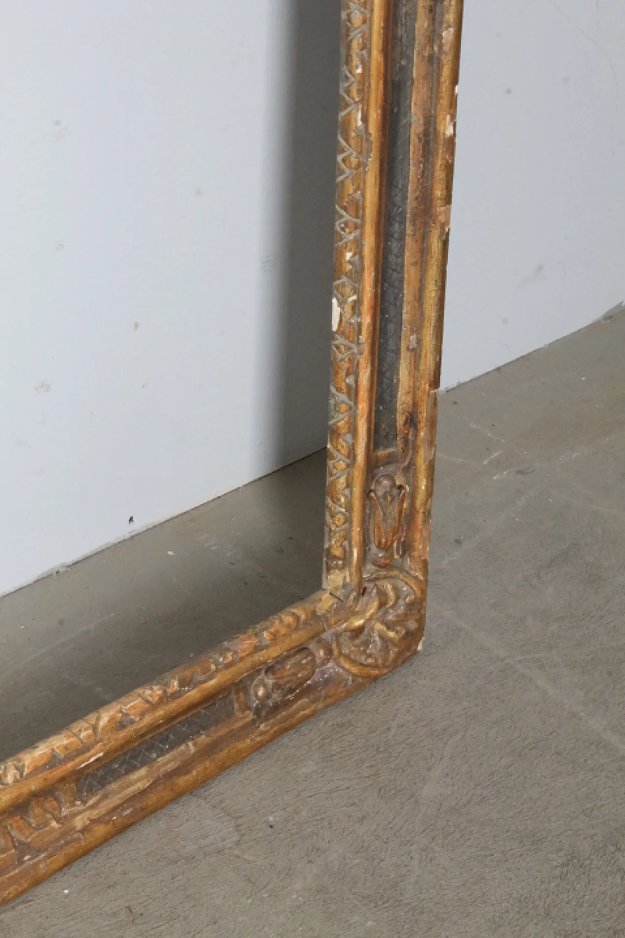 Frame golden and painted with carvings, 1750 15