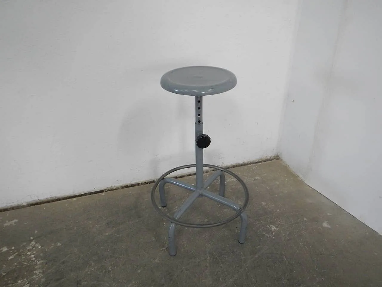 Righly stool in iron 1970 3