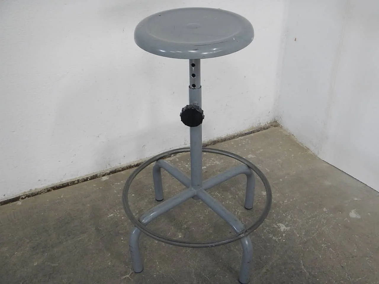 Righly stool in iron 1970 4