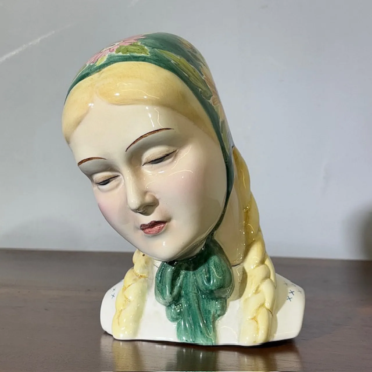 Decò Girl with handkerchief by Antonio Ronzan in ceramic, 40s 1