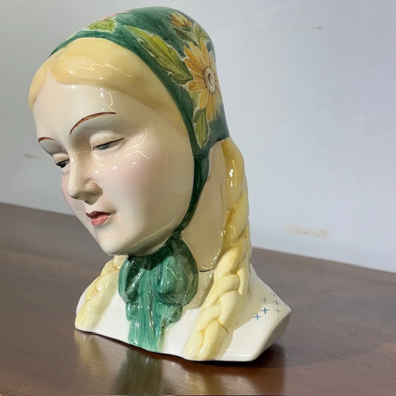 Decò Girl with handkerchief by Antonio Ronzan in ceramic, 40s 2