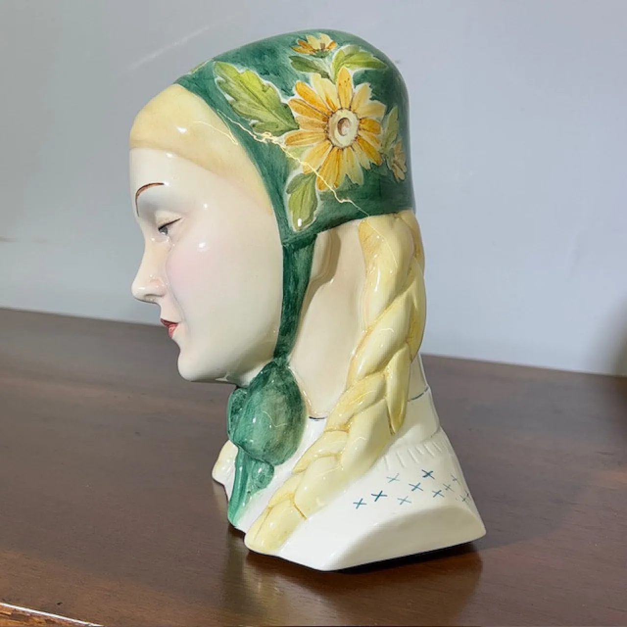 Decò Girl with handkerchief by Antonio Ronzan in ceramic, 40s 3