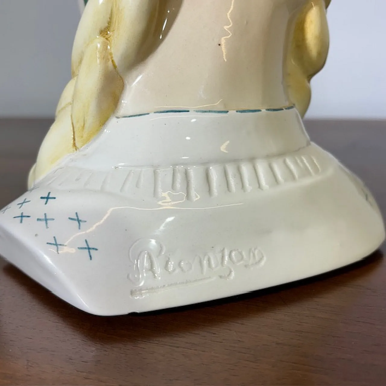 Decò Girl with handkerchief by Antonio Ronzan in ceramic, 40s 6