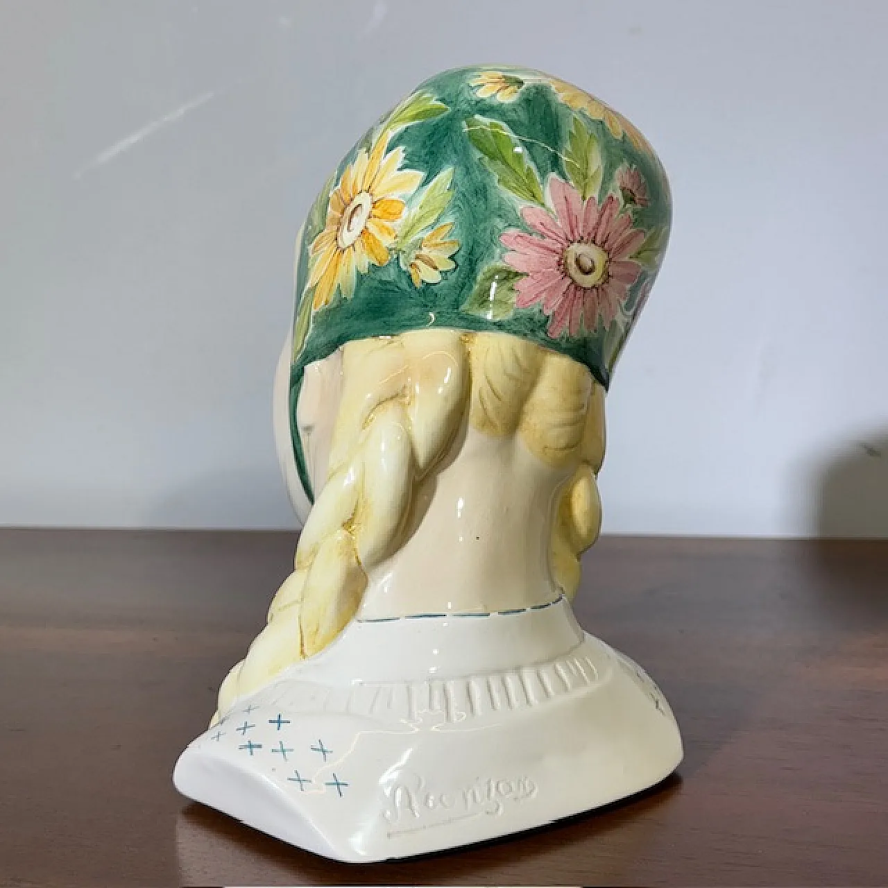 Decò Girl with handkerchief by Antonio Ronzan in ceramic, 40s 7