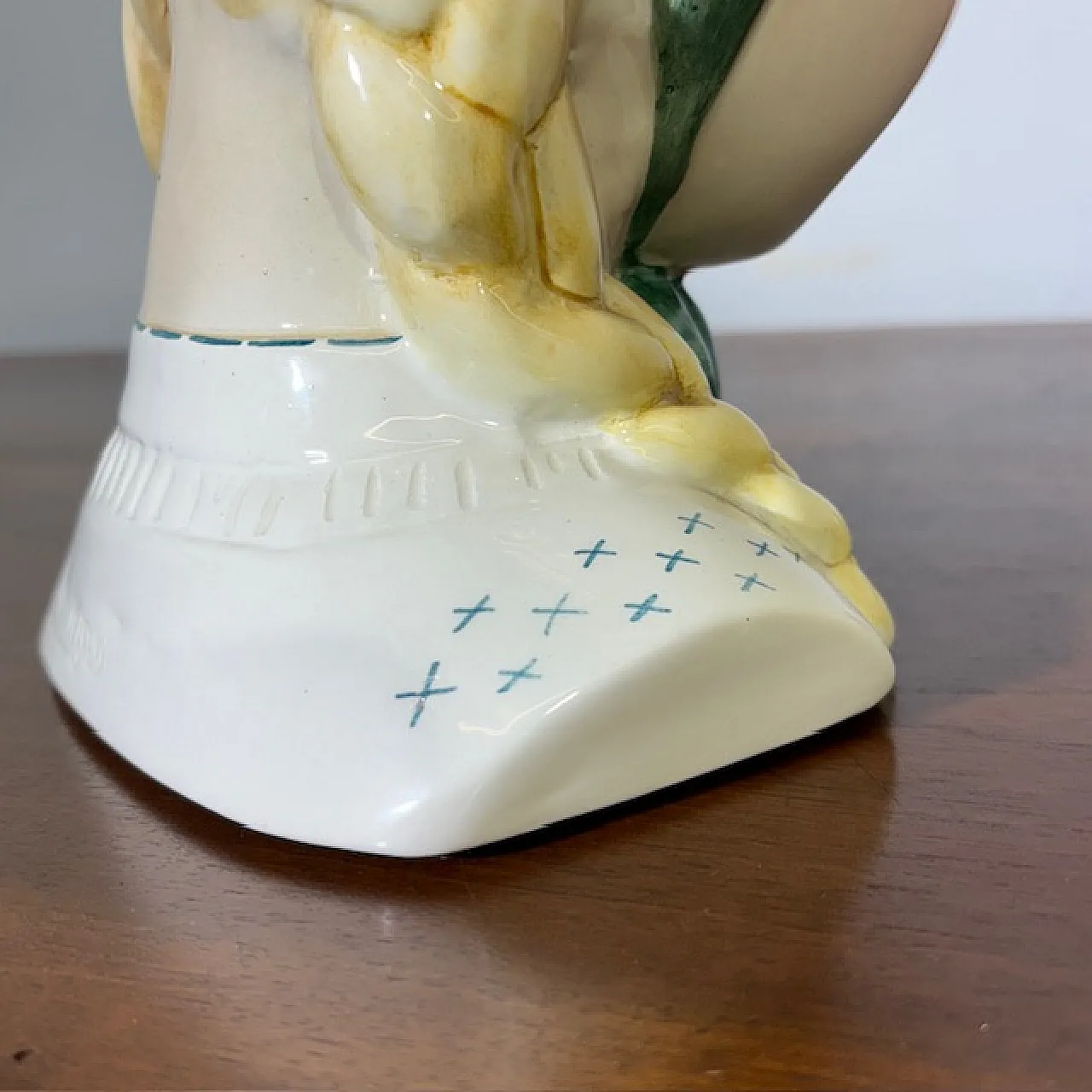 Decò Girl with handkerchief by Antonio Ronzan in ceramic, 40s 9