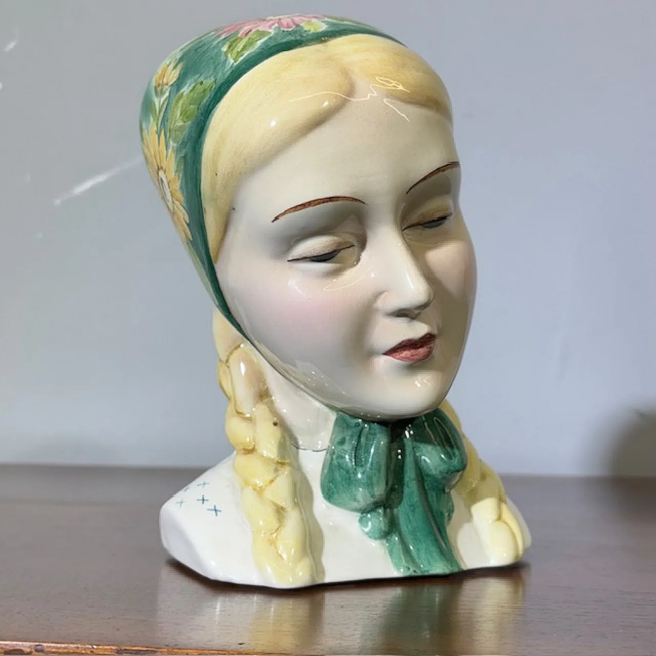 Decò Girl with handkerchief by Antonio Ronzan in ceramic, 40s 11