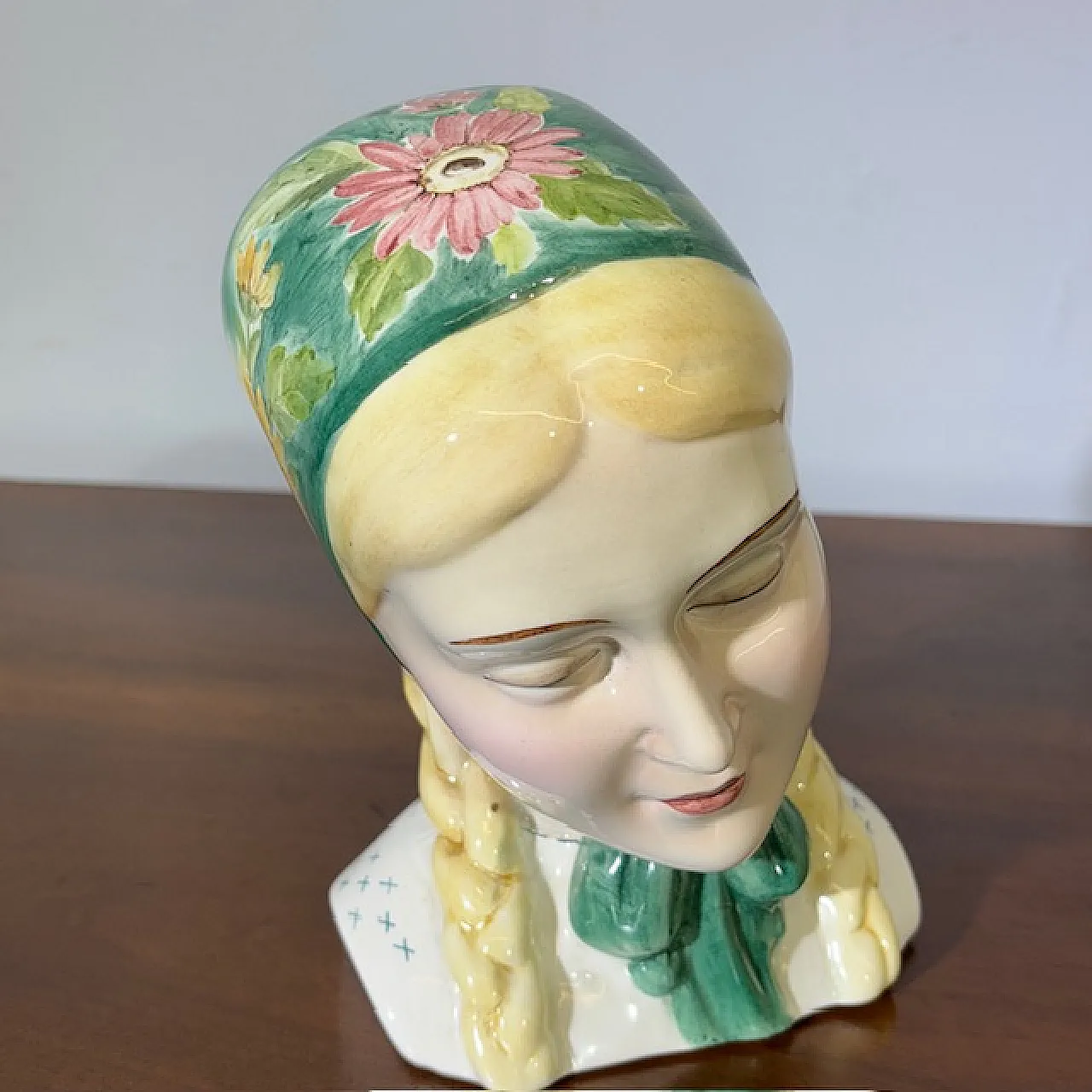 Decò Girl with handkerchief by Antonio Ronzan in ceramic, 40s 12