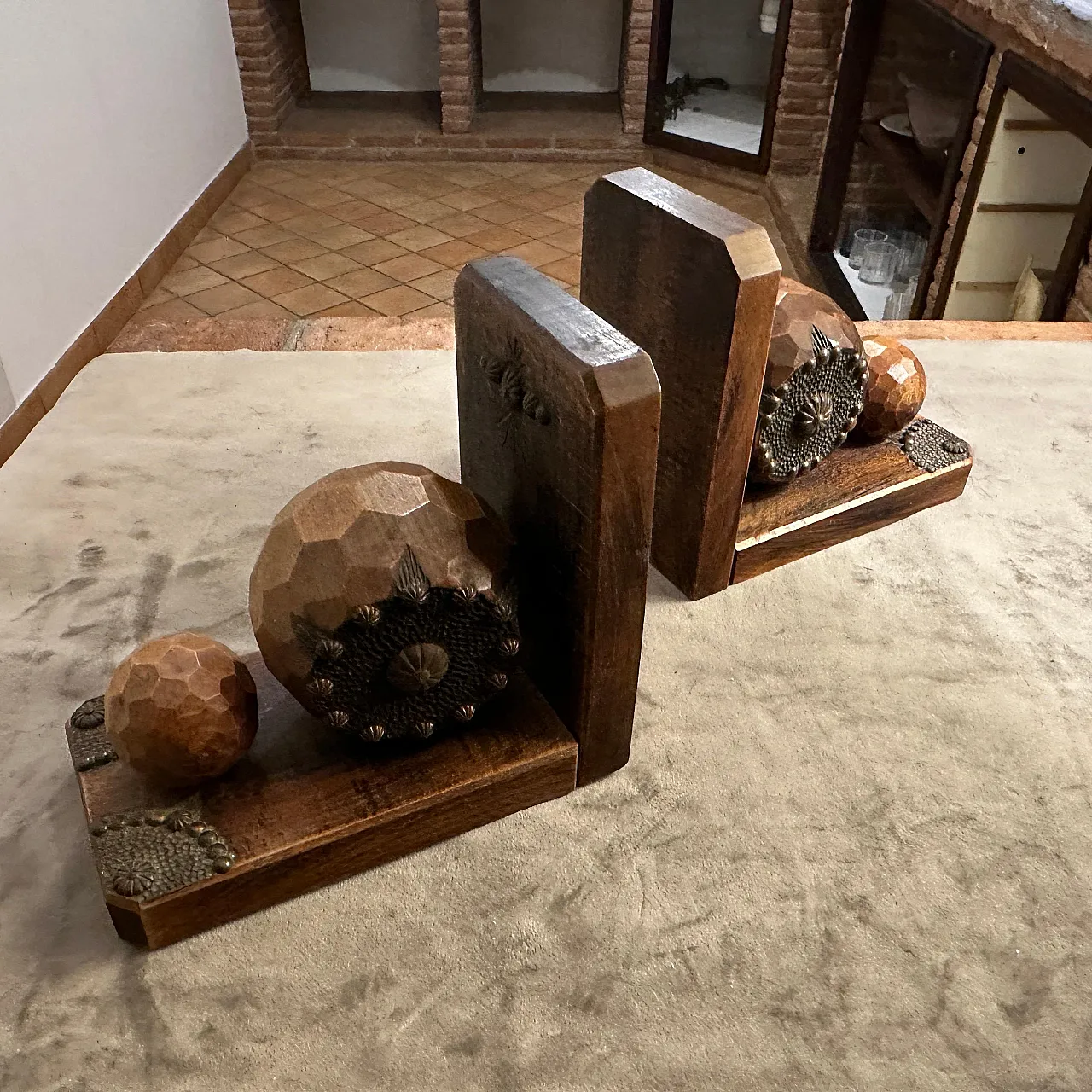 4 Art Deco wood and iron bookends, 1930s 5