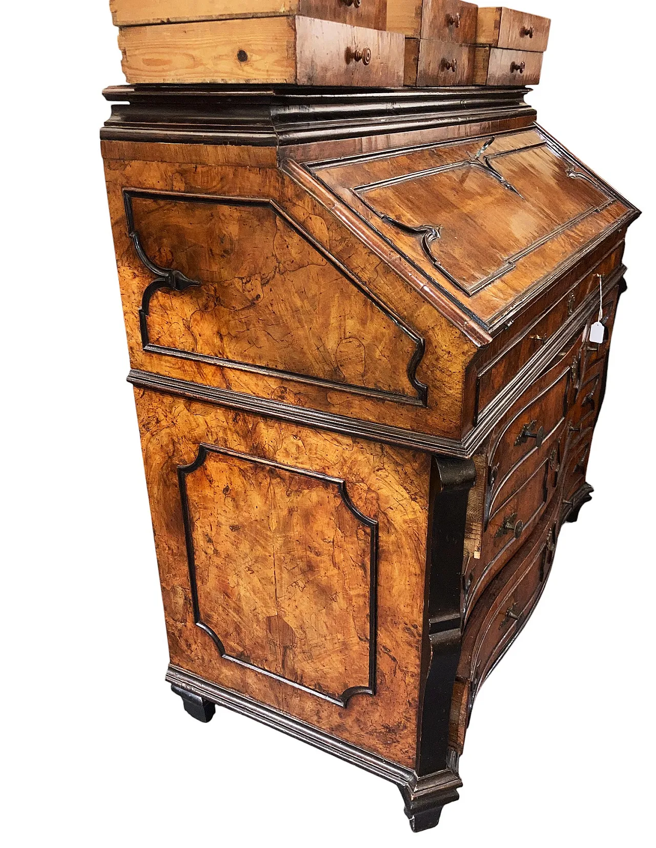 Lombard flap desk chest in walnut root 3 drawers, 18th century 7