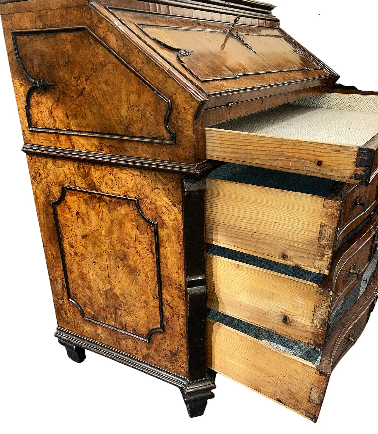 Lombard flap desk chest in walnut root 3 drawers, 18th century 9