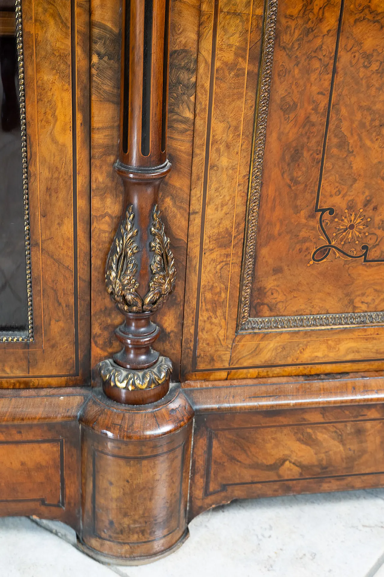 Victorian glass sideboard in walnut with inlays, 19th century 4