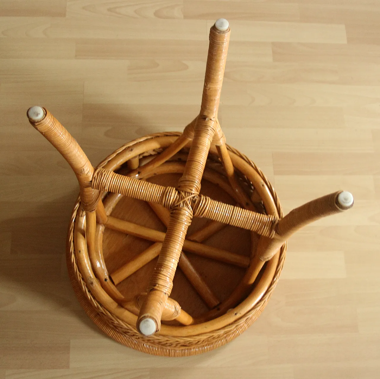 Round side table rattan and bamboo, 70s 10