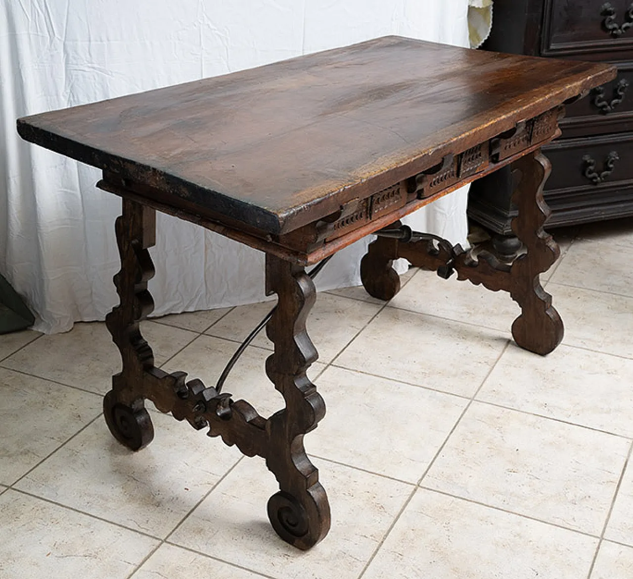 Fratino table in solid walnut, Tuscany, 17th century 4