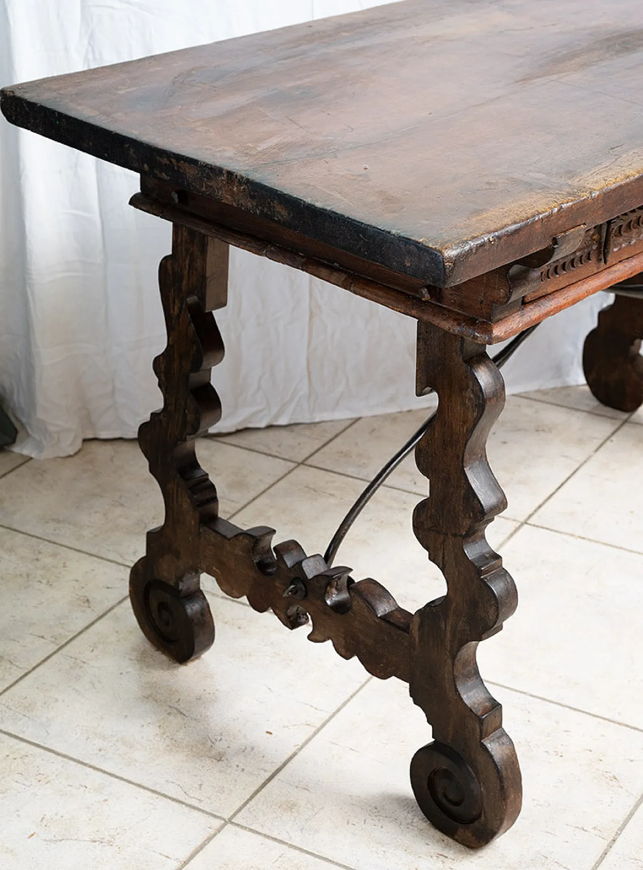 Fratino table in solid walnut, Tuscany, 17th century 5