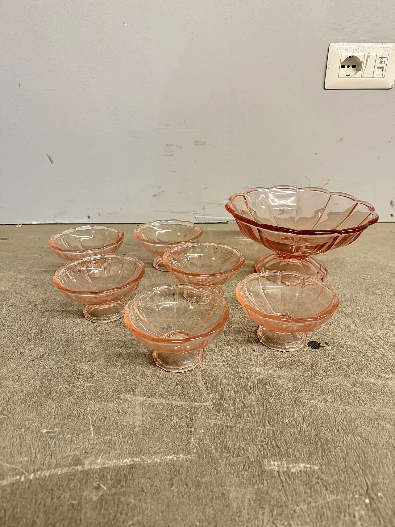 Art Decò dessert set in pink glass shaped like flower, 1940s 3