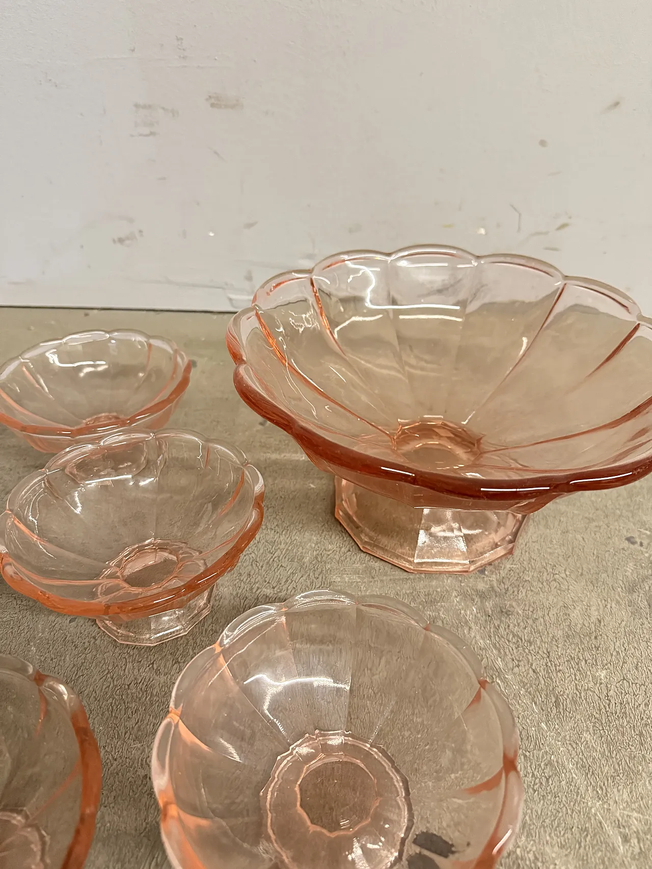 Art Decò dessert set in pink glass shaped like flower, 1940s 5