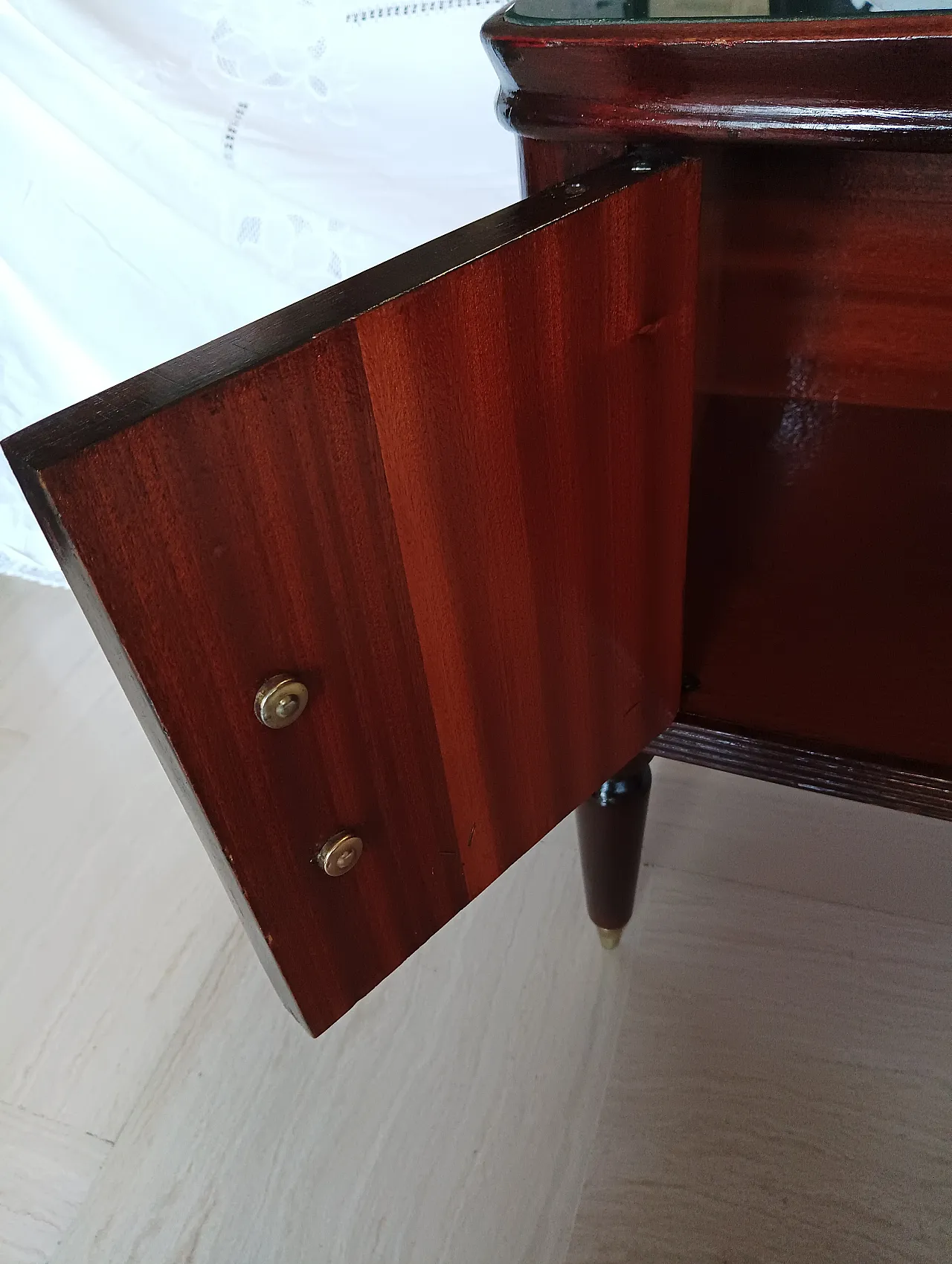 Pair of Mid Century bedside tables in rosewood root,  50s 9