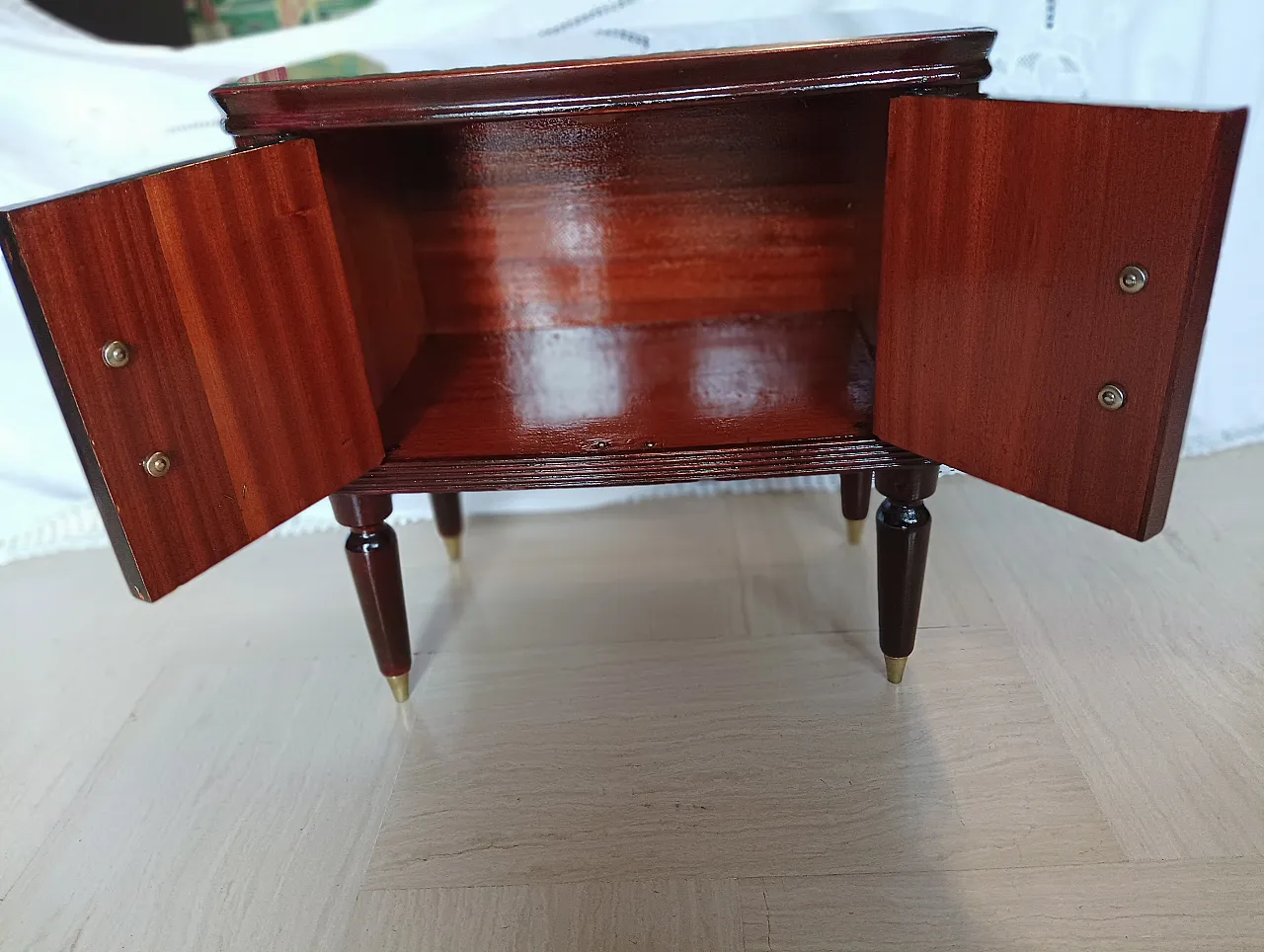 Pair of Mid Century bedside tables in rosewood root,  50s 10