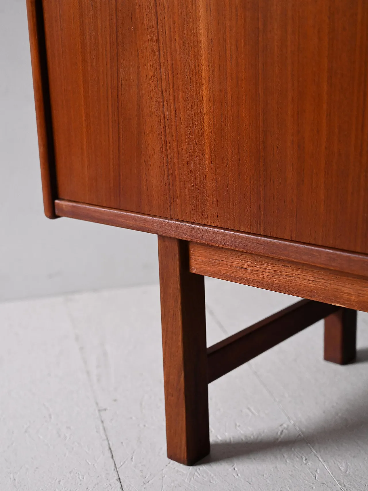 Sideboard scandinavo con ante a battente, anni '60 9