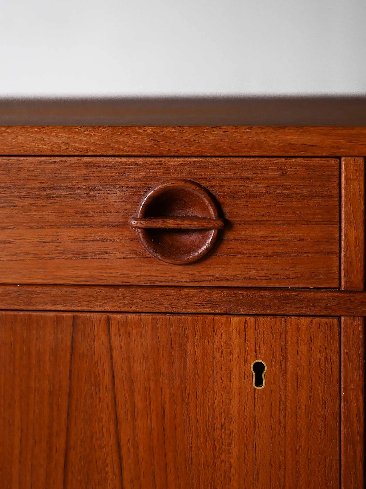 Sideboard scandinavo con ante a battente, anni '60 11